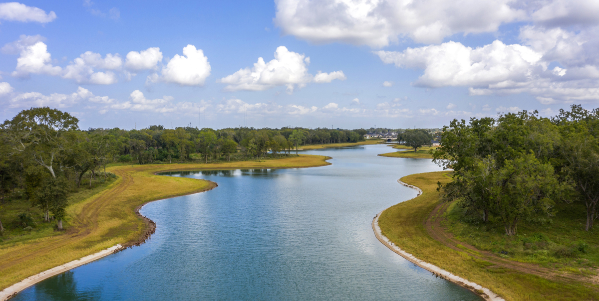 Sienna residents are a short walk from Sienna Oaks Lake